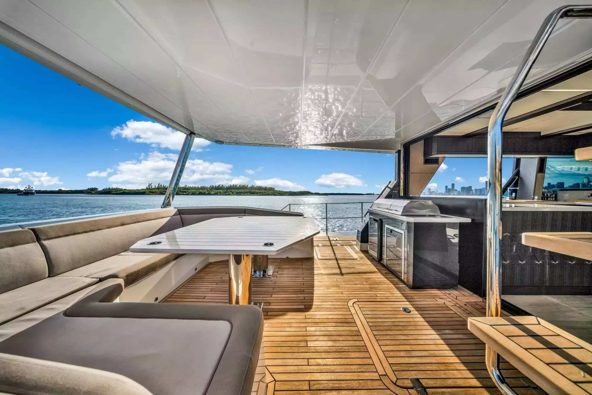 Optimus Prime by Galeon - Special Offer for a private Motor Yacht Charter in Freeport with a crew
