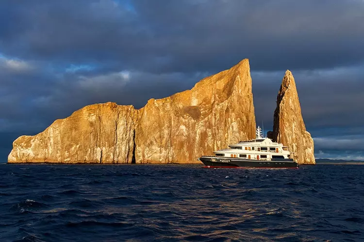 Galapagos Horizon by Lyman Morse – Special Offer on Private Motor Yacht Rental