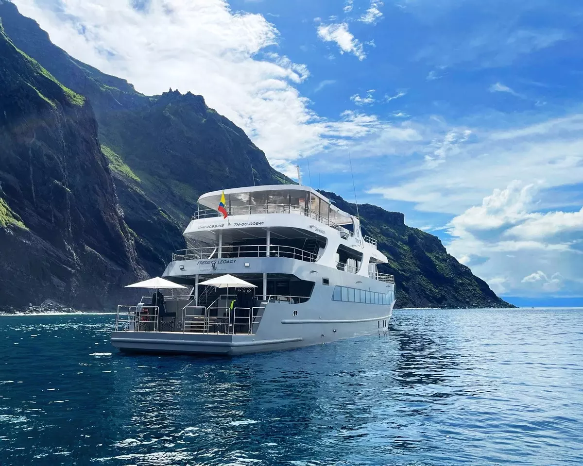 Galapagos Tribute by Tecnavin – Special Offer on Private Superyacht Rental